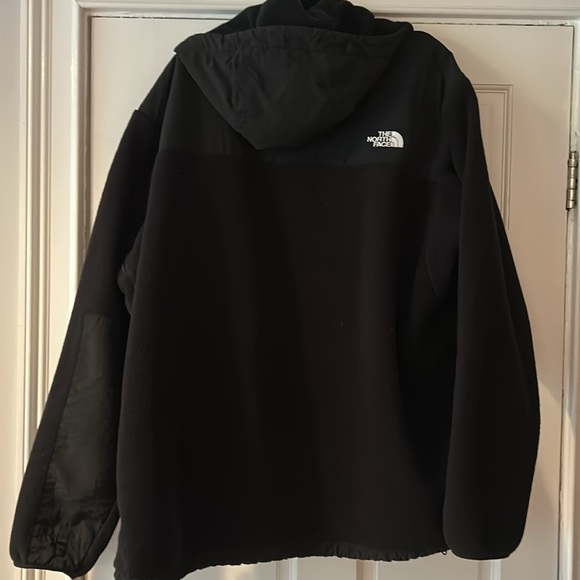 Super warm and cozy, hooded black Northface jacket - Picture 7 of 7